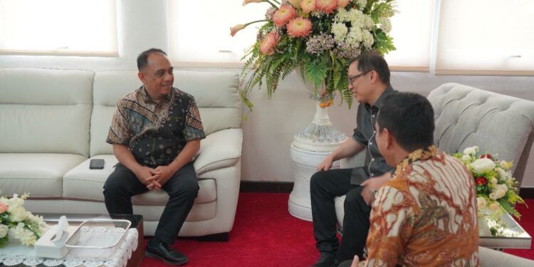 Tingkatkan SDM Bupati Yusra Alhabsyi Temui Rektor Unsrat Manado