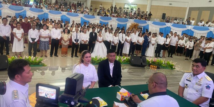 Gubernur YSK dan Wabup Bolmong Dony Lumenta Jadi Saksi Nikah Massal