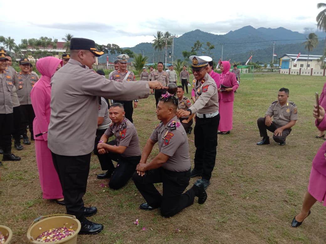 Kapolres Bolmong Pimpin Upacara Kenaikan Pangkat