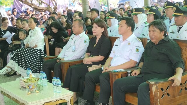 Wabup Duny Lumenta di dampingi Isteri Ny Syliane Pangalila menghadiri ibadan pemakaman Almarhum Junfi Komaling.