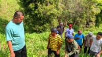 Dipimpin langsung Camat Pinolosian Tengah, Indrajaya Mokoagow, S.IP, Petani Desa Torosik bersama tim WCS dan BKSDA Sulawesi Utara melakukan praktik tanam agroforestri di lahan percontohan desa, Rabu, 29 Oktober 2025. (Foto: Rifal)