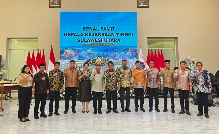 Bupati H. Iskandar Kamaru SPt, MSi menghadiri acara kenal pamit Kepala Kejaksaan Tinggi Sulut bersama pejabat lama DR. Andi Muhammad Taufik SH, MH dan pejabat baru Jacob Hendrik Pattipeilohy SH, MH di Wisma Negara Gubernuran Bumi Beringin, Manado, Kamis, 30 Oktober 2025. Foto : Humas Pemkab Bolsel