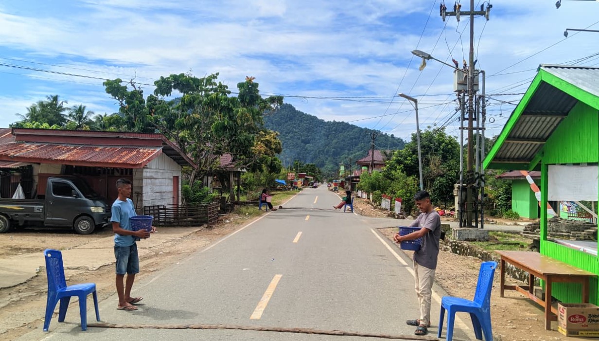 Pemuda Desa Adow berjaga di posko pengumpulan dana pembangunan Masjid Al-Ikhlas, Jumat, 1 November 2025. Foto : Rifal