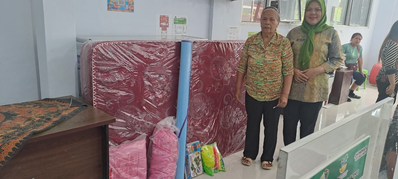 Balai Sentra Tomoutou Kemensos RI Bersama Dinsos Bolmong Salurkan Bantuan Atensi