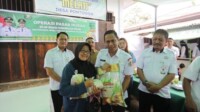 Wali Kota Kotamobagu, dr. Weny Gaib, Sp.M., meninjau langsung pelaksanaan Operasi Pasar Murah yang digelar Pemerintah Kota Kotamobagu bekerja sama dengan Perum Bulog Sub Divre Bolaang Mongondow, bertempat di Desa Pontodon, Kecamatan Kotamobagu Utara, pada Rabu, 8 Oktober 2025.