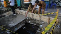 Wali Kota Kotamobagu, dr. Weny Gaib, Sp.M., meninjau kondisi drainase di sepanjang Jalan Kartini, Senin (13 Oktober 2025), setelah adanya keluhan genangan air dari masyarakat. Pemerintah Kota berencana melakukan pembersihan saluran mulai Selasa (14/10/2025) pagi. (Foto: Dokumentasi Pemkot Kotamobagu)