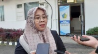 Pemerintah Kota Kotamobagu melalui Dinas Pemberdayaan Perempuan dan Perlindungan Anak (DP3A) melakukan operasi terpadu penyitaan puluhan ribu botol minuman keras (miras) dari berbagai golongan A, B, dan C, Senin, 27 Oktober 2025. Foto: Humas Pemkot Kotamobagu