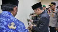 Wali Kota Kotamobagu, dr. Weny Gaib, Sp.M., bersama Wakil Wali Kota Rendy Virgiawan Mangkat, Kapolres Kotamobagu AKBP Irwanto, dan Dandim 1303 Bolaang Mongondow Letkol Inf. Fahmil Harris, melakukan pengecekan langsung terhadap barang bukti minuman beralkohol hasil sitaan Tim Gabungan Terpadu, Selasa, 28 Oktober 2025, di Kantor Satpol PP dan Damkar Kota Kotamobagu. Foto: Humas Pemkot Kotamobagu