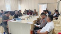 Petugas Satpol-PP dan Damkar Kotamobagu menggelar perkara bersama Kepolisian dan Kejaksaan membahas penyidikan minuman beralkohol ilegal, Rabu, 5 November 2025. Foto: Kon
