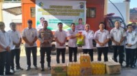 Wali Kota Kotamobagu Weny Gaib menyerahkan bantuan untuk korban banjir di Kabupaten Bolaang Mongondow kepada Bupati Yusra Alhabsyi di Kantor Bupati Bolmong, Rabu, 5 November 2025. (Foto: Kon)
