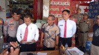 Petugas Satpol PP Kota Kotamobagu menunjukkan barang bukti minuman beralkohol ilegal saat gelar perkara di kantor Satpol PP, Rabu, 5 November 2025. (Foto: Kon)