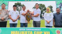 Wali Kota Kotamobagu, Wenny Gaib, membuka Turnamen Sepak Bola Wali Kota Cup XII di Lapangan Aruman Jaya, Kelurahan Motoboi Kecil, Senin, 10 November 2025, didampingi Wakil Wali Kota Rendy Virgiawan Mangkat. (Foto: Kon)