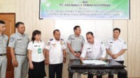 Bupati Bolmong Yusra Alhabsyi saat menandatangani nota kesepakatan dengan PT Jasa Raharja Bupati Bolmong Yusra Alhabsyi saat menandatangani nota kesepakatan dengan PT Jasa Raharja