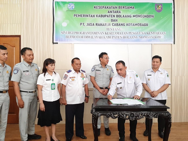 Bupati Bolmong Yusra Alhabsyi saat menandatangani nota kesepakatan dengan PT Jasa Raharja
