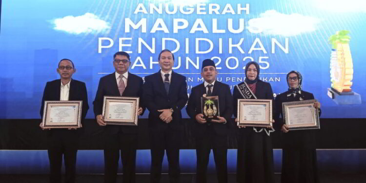 Bupati Bolmong Terima Anugerah Mapalus di Bidang Pendidikan