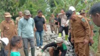 Bupati Yusra Alhabsyi Tinjau Pekerjaan Padat Karya di Desa Otam Barat Bupati Yusra Alhabsyi Tinjau Pekerjaan Padat Karya di Desa Otam Barat