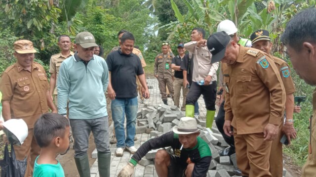 Bupati Yusra Alhabsyi Tinjau Pekerjaan Padat Karya di Desa Otam Barat