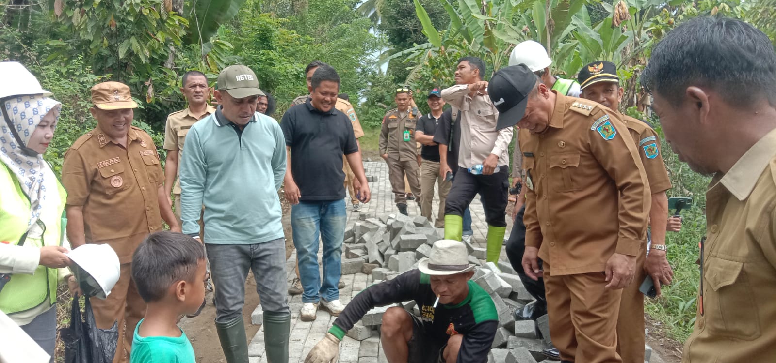 Bupati Yusra Alhabsyi Tinjau Pekerjaan Padat Karya di Desa Otam Barat