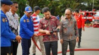 Wabup Dony Lumenta Menyerahkan Bantuan Alat Penunjang Damkar Wabup Dony Lumenta Menyerahkan Bantuan Alat Penunjang Damkar