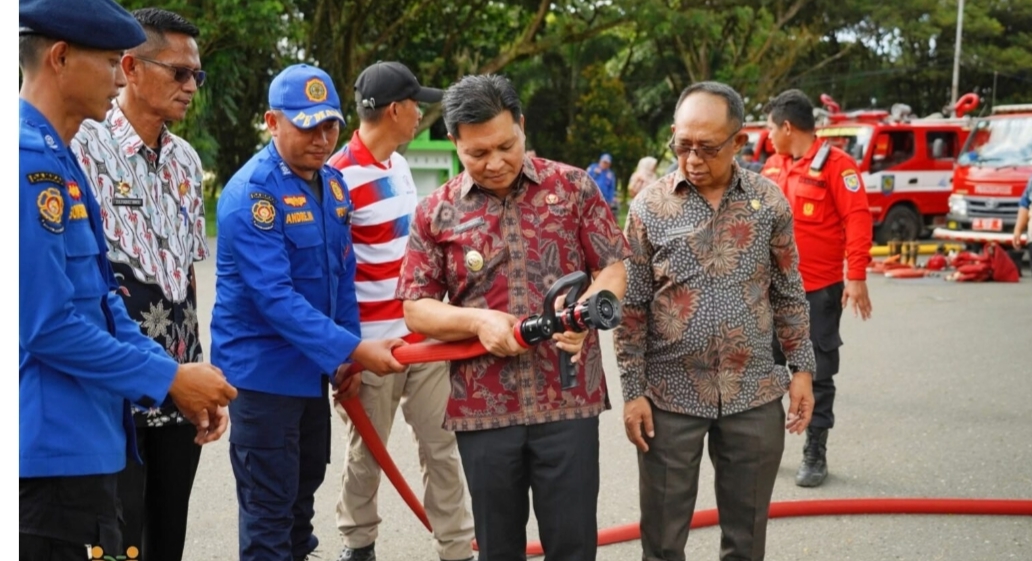 Wabup Dony Lumenta Menyerahkan Bantuan Alat Penunjang Damkar